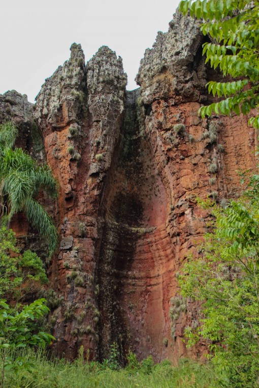 Consegue enxergar a garrafa esculpida na pedra?