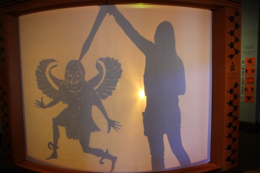 Brincando com sombras na ala das crianças