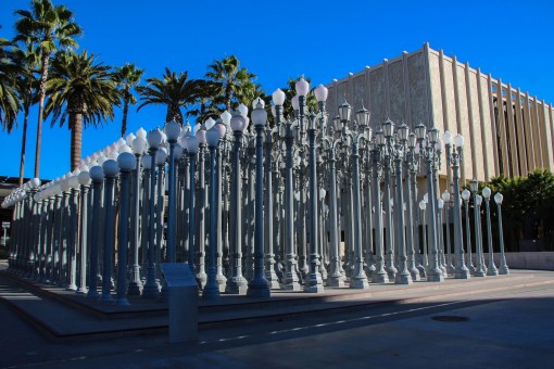 Urban Light escultura com 222 postes no LACMA