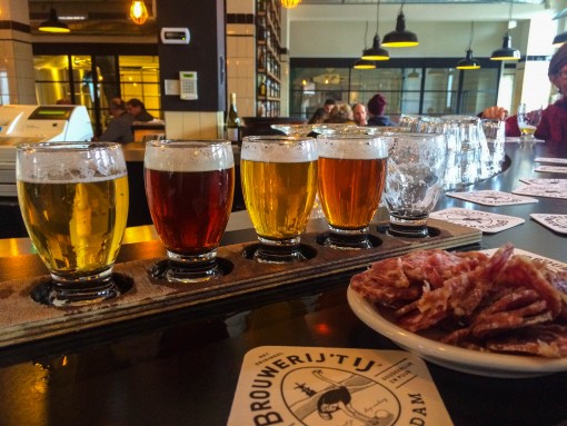Tábua de degustação de cervejas e um salaminho pra acompanhar