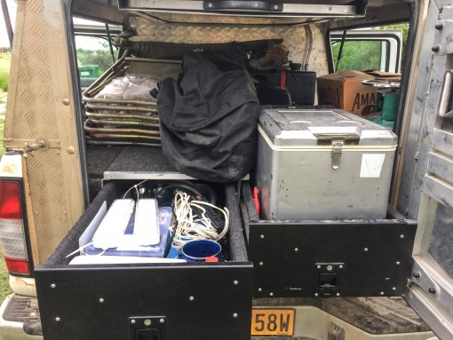 Bagunça na nossa "cozinha" do camping. O carro tinha até geladeira 12 volts.
