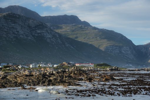 Vista de Betty´s Bay. Montanhas, casa e praia.