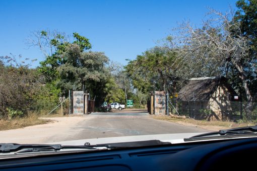Portão do camp Pretoriuskop e simples cerca de arame farpado.