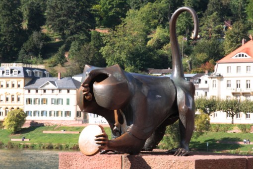 Macaco ao lado do portão Brückentor