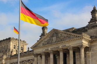 Frente do PArlamento Alemão com bandeira da Alemanha