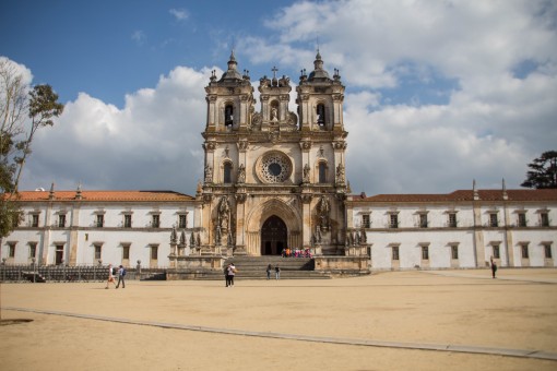 Lugares para conhecer em Portugal - Fachada do Mosteiro de Alcobaça