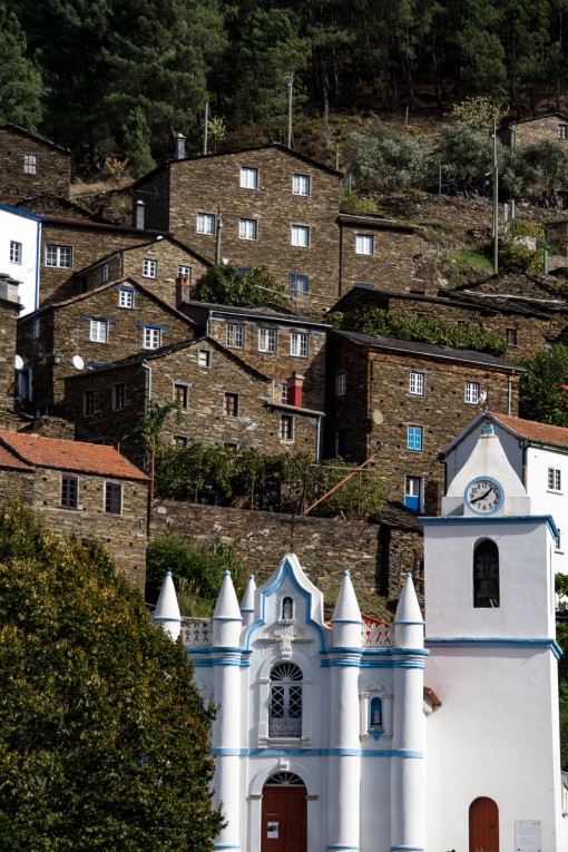lugares para conhecer em Portugal - Vista da igreja e casinhas de pedra de Piódão