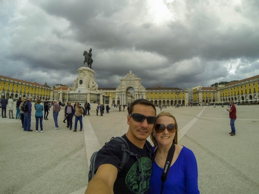 A gente bate perna mesmo com chuva. Praça do Comércio com nuvens negras ao fundo