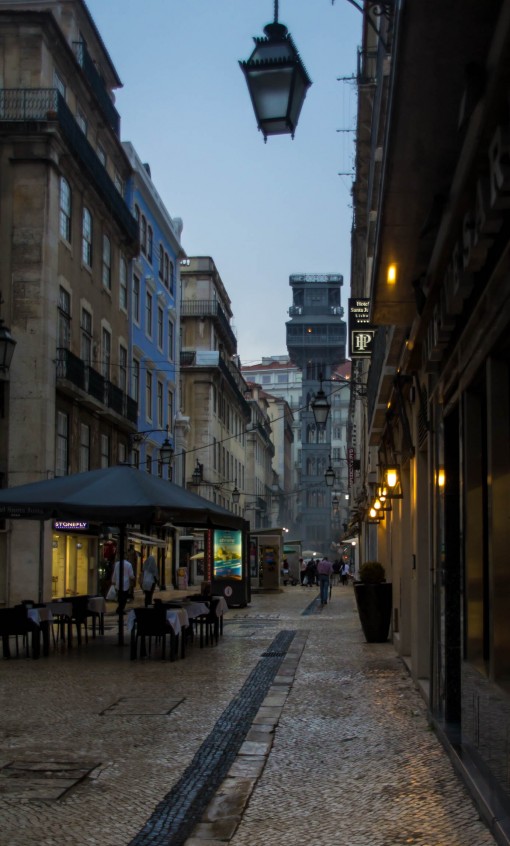 Esse estilo não é mera coincidência. Quem projetou o elevador de Santa Justa era pupilo de Eiffel.