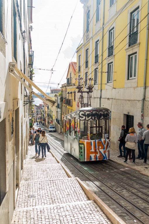 Ascensor da Bica, uma ajudinha pra subir a ladeira.