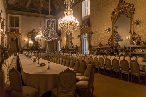 Rola uma jantinha aqui? O presidente de Portugal ainda dá algumas festas nessa sala sensacional.