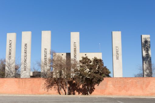 Pilares de concreto de uns 20 metros de altura com as palavras que representam os pilares da constituição.