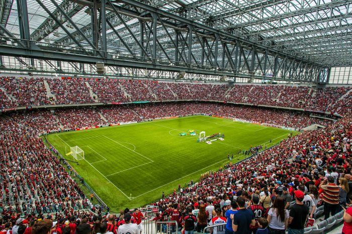 Arena da baixada lotada durante um dos jogos vista do canto esquerdo superior do estádio