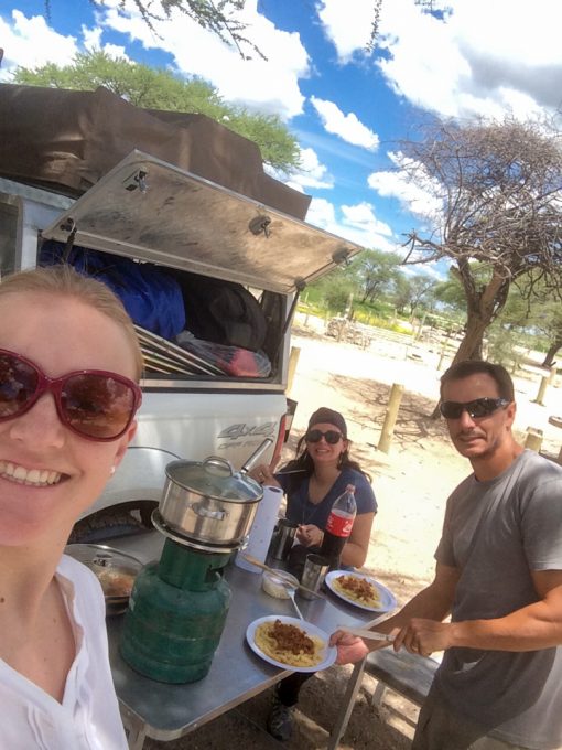 Eu, Diego e Marion comendo um macarrão que fizemos no camping do Etosha National park na Namíbia