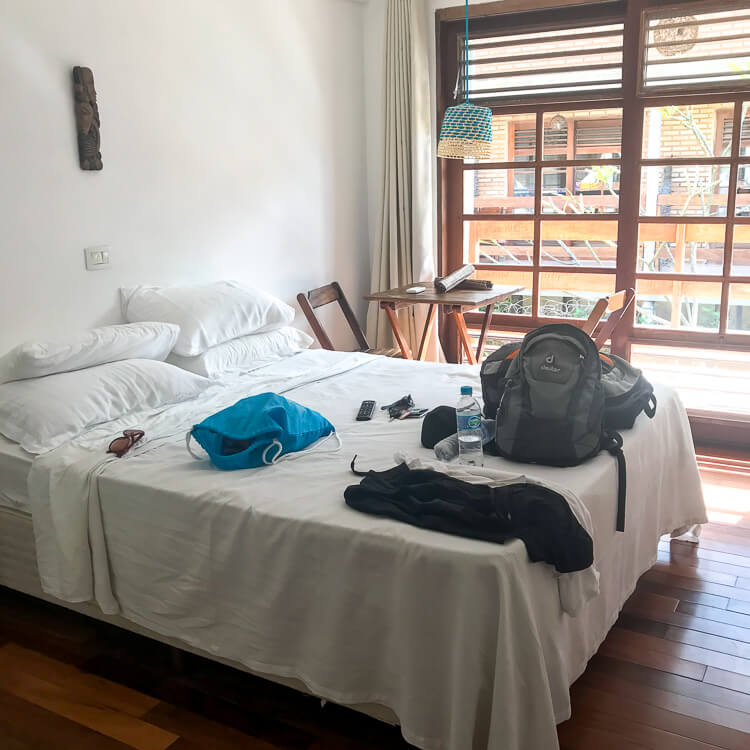 A realidade da cama da pousada depois que nós chegamos. Bagunça por todo o canto