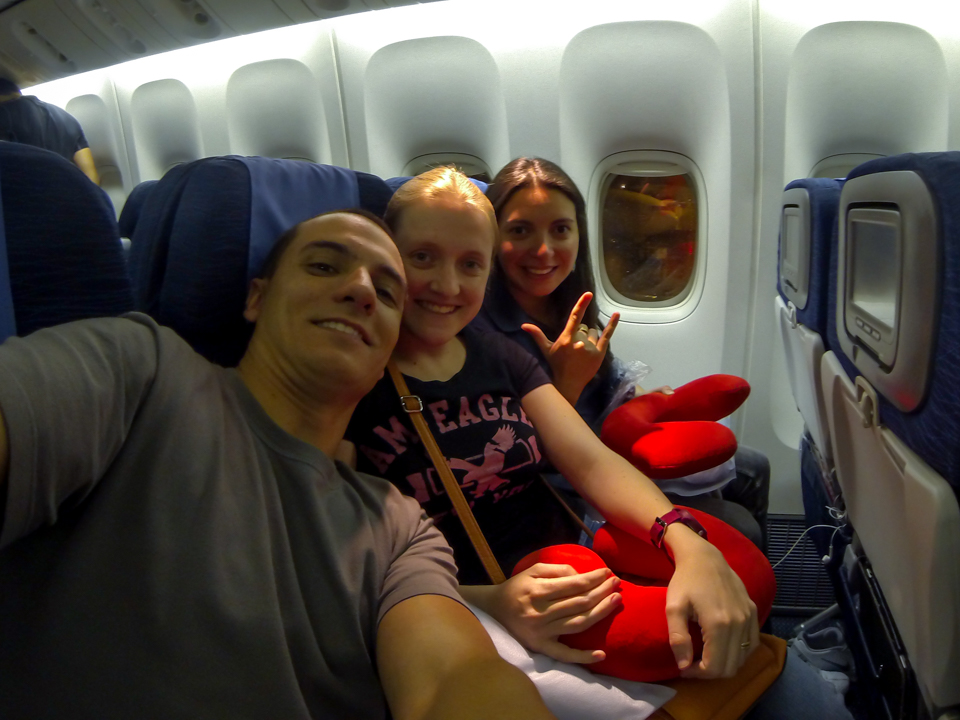 Viajar com amigos - Diego, Bruna e Marion tirando uma selfie dentro do avião.