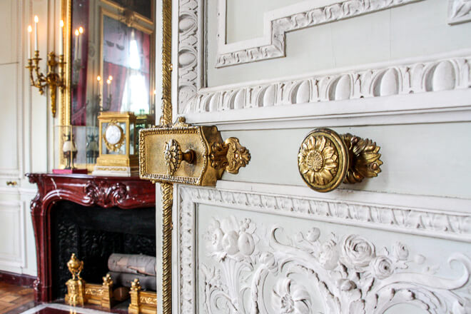 Detalhes da porta e relógio no Petit Trianon
