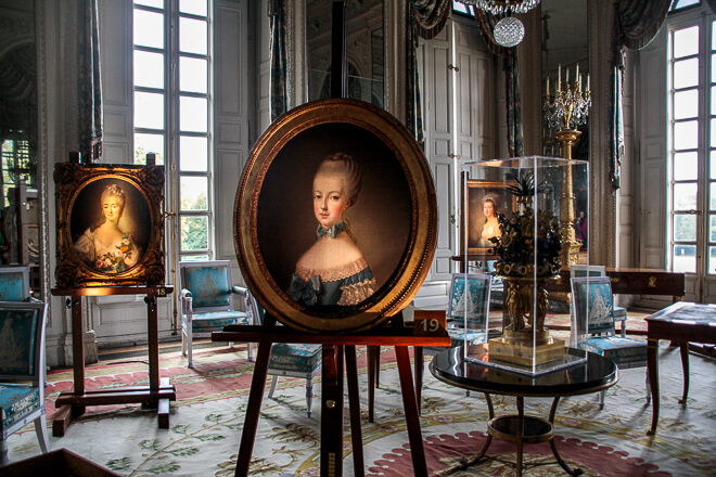 Quadros de rainhas no Grand Trianon