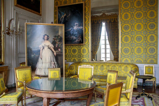 Palácio de Versalhes - Sala do Grand Trianon com parede e mobília amarela